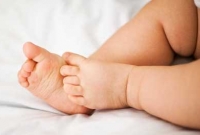 তিন দিনের শিশুর পা ভেঙে দিল হাসপাতাল কর্মী!