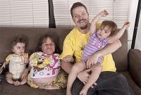 ৩ সন্তানের জন্ম দিয়েছেন আড়াই ফুট মা