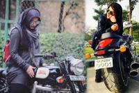 দুরন্ত এই 'হিজাবি বাইকার' এখন নেট-দুনিয়ার রাণী!