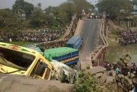 ৩টি ট্রাক নিয়ে ভেঙে পড়লো সেতু