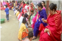 বিশ্ব ভালোবাসা দিবসে মায়েদের পা ধুয়ে গলায় মেডেল পড়িয়ে দিলো সন্তানরা