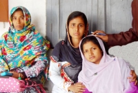 ঘরে বাবার লাশ রেখে পরীক্ষা কেন্দ্রে হীরা