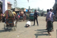 এই বৃদ্ধ গাড়ি চালককে রাস্তায় সিজদা করানোয় পুলিশের এসআই ক্লোজড