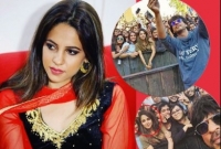 খ্যাতির বিড়ম্বনায় শাহরুখের সেই সেলফি সুন্দরী