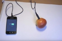 ভুলে যান চার্জার আর ইলেকট্রিসিটি, এই পদ্ধতিতে আপেল থেকে চার্জ করুন মোবাইল