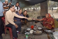 গাছতলায় বসে পিঠা খেলেন জনপ্রিয় মন্ত্রী, হতবাক পিঠা বিক্রেতা!