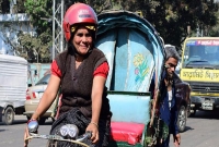 তিন সন্তানের উন্নতির জন্য রিকশা চালান যে মা