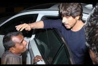 না খেয়ে আছি বলে ভিক্ষুক খাবার চাইলে যা করলেন শাহরুখ