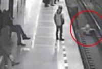 ট্রেনের সামনে থেকে বালককে প্রাণে বাঁচাল যুবক