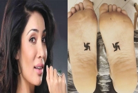 পায়ের তলায় ধর্মীয় পবিত্র চিহ্ন এঁকে সমালোচনার মুখে সোফিয়া 