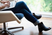 আপনি কী পায়ের উপর পা তুলে বসেন, জানেন কী হচ্ছে?