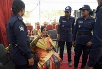 লাফ দিয়ে প্রধানমন্ত্রী শেখ হাসিনাকে জড়িয়ে ধরলেন এক নারী