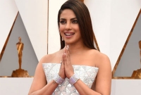 সাদা গাউনে নমস্কার করেই মন মাতালেন প্রিয়াঙ্কা