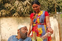 পঙ্গু নুরু মিয়ার জন্য ঠেলাগাড়ির ড্রাইভার হলেন বিউটি!