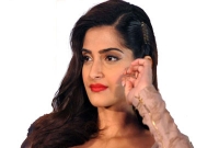 জন্মদিনের আগেই কেক কেটে অন্যের মুখ মিষ্টি করলেন শ্রদ্ধা 