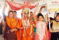 বরের সাজে বিয়ে করতে আসলো কনে, স্ত্রীর পদবি গ্রহণ স্বামীর!