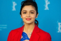 প্রকাশ্যে পরিচালকের স্পর্শকাতর স্থানে আলিয়ার হাত