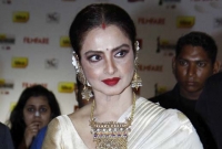 স্বামী মারা গেছে কিন্তু কার জন্য সিঁদুর পরেন রেখা?