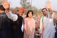 মন্দিরে পুজা দিতে গিয়ে পুরোহিতের ধমক খেলেন অখিলেশ ও রাহুল গান্ধী