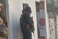 লখনউয়ে ঢুকে পড়েছে আইএস জঙ্গি, পুলিশ-জঙ্গির গুলির লড়াই চলছে