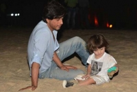 'ছেলে আব্রামকে মেয়েদের হাত ধরে চলতে বললেন শাহরুখ