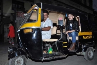 গভীর রাতে অটোয় চড়ে বাড়ি ফিরলেন বলিউড অভিনেত্রী