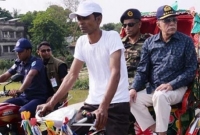 নিজ এলাকায় রিকশা চড়ে ঘুরলেন রাষ্ট্রপতি আ. হামিদ