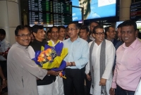 যুবলীগ চেয়ারম্যানকে বিমান বন্দরে ফুলেল শুভেচ্ছা