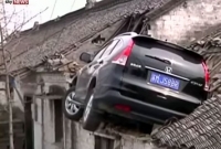 নিয়ন্ত্রণ হারিয়ে সোজা বাড়ির ছাদে গাড়ি!