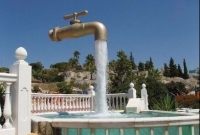 শূন্যে ভাসছে কল, একটানা দিব্যি জল পড়ছে, কিন্তু কী ভাবে?