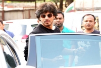 শাহরুখের ছবি তুলতে গিয়ে গাড়ির নিচে চাপা পড়লেন সাংবাদিক! 