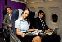 বিমানে ইলেকট্রনিক ডিভাইস ব্যবহারে দুর্ঘটনা এড়াতে  করবেন এই ৪ টি কাজ