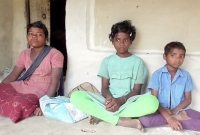 বাবা-মা পালিয়েছে, এখন অনাহারই ভরসা এই তিন শিশুর