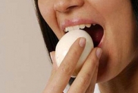 সেদ্ধ ডিমে কামড় বসাতেই বেরিয়ে এলো ডায়মন্ড!