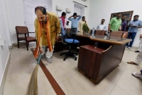 ঝাড়ু হাতে নিজেই দফতর পরিষ্কার করলেন মন্ত্রী! অস্বস্তিতে অফিসাররা