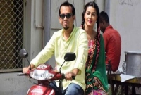 হঠাৎ স্কুটিতে চড়ে স্বামীকে নিয়ে শুটিংয়ে মাহি