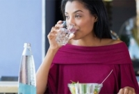 খেতে খেতে পানি খেলে কী হয় জানেন?