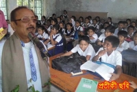 স্কুলে শিক্ষক নেই, শিক্ষার্থীদের নিয়ে ক্লাস নিলেন মন্ত্রী!