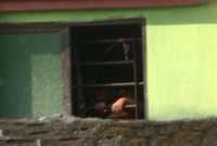 সিলেটের জঙ্গি আস্তানার জানালা দিয়ে ছোট্ট বাচ্চার উঁকি!