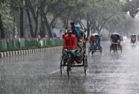 রাজধানীতে আকাশ কালো করে ঝমঝমিয়ে বৃষ্টি