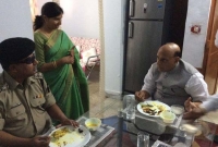 দৃষ্টিহীন সেনা কর্মকর্তা ও তার স্ত্রীর প্রেমকাহিনি শুনে আবেগতাড়িত স্বরাষ্ট্রমন্ত্রী