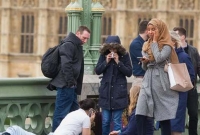 লন্ডন হামলার পর হিজাব পরা যে মেয়েটির ছবি নিয়ে বিশ্বজুড়ে তোলপাড়