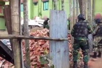 দেয়াল ভেঙে ভেতরে ঢুকে পড়েছে সেনা-কমান্ডোরা