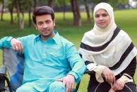 শাকিব খানকে স্বর্ণের আংটি উপহার এক নারী ভক্তের