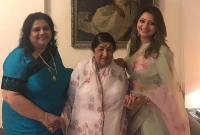  লতা মঙ্গেশকরের বাসায় রুনা ও আঁখি