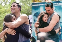 অক্ষয়কে কাছে পেয়ে আবেগে আপ্লুত অনুরাগীরা