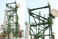 উত্তরায় বাঁশ দিয়ে  তৈরি মোবাইল ফোনের টাওয়ার