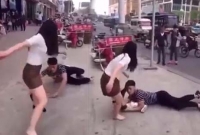 প্রকাশ্যেই রাস্তার মধ্যে প্রেমিকার পা ধরে কাঁদলেন প্রেমিক, অতঃপর..!