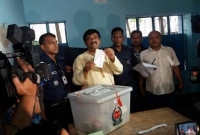 ধানের শীষে সিল মেরে ব্যালট দেখালেন মনিরুল হক সাক্কু ধানের শীষে সিল মেরে ব্যালট দেখালেন মনিরুল হক সাক্কু