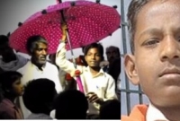  টর্চ, চার্জার, প্লেয়ার! ‘আজব’ ছাতা বানালো কৃষকের ছেলে